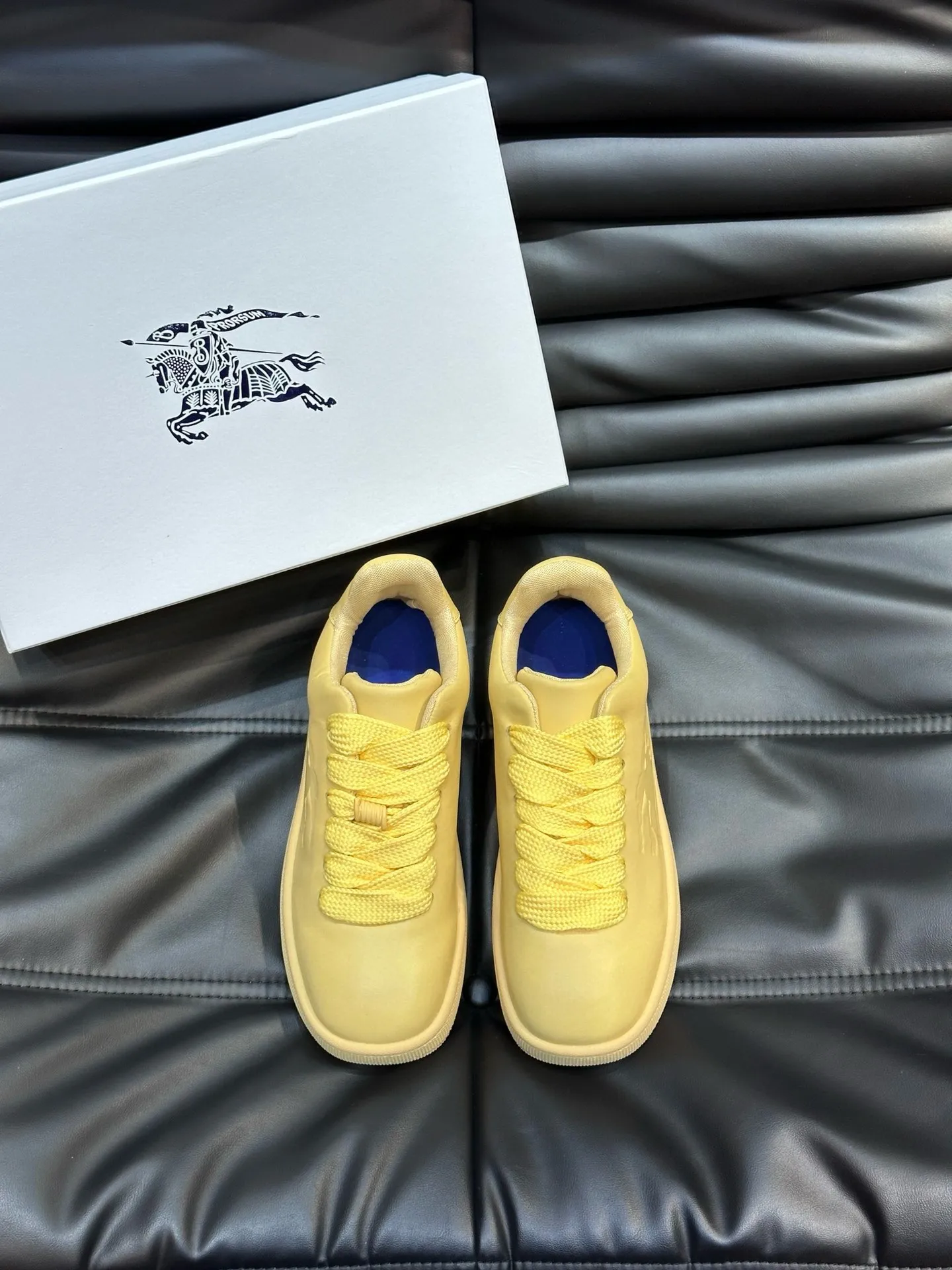 Factory price: 500💰Burberry Box series👫Thick-soled casual sports shoes for couples, cool sneakers and bread shoes, purchased and developed from the original version, the top version of the Box series sports shoes, made of original plaid/knitted fabric, embellished with embossed Equestrian Knight logo (EKD). Made of mesh lining, the laces are decorated with metal coils, the rubber sole is decorated with the Burberry letter logo, and the original molded 3.5CM two-color T men's shoe 💰U outsole! Code number: 35-45 (35-45 customized)